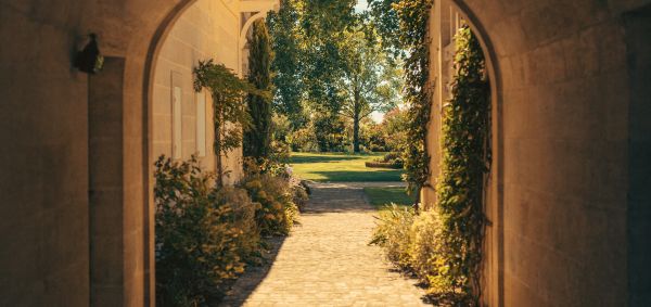 Vue sur les jardins du domaine depuis le corridor extérieur