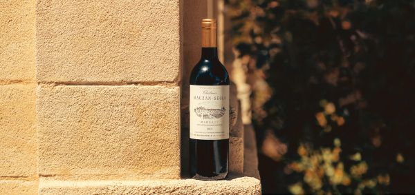 La bouteille de vin sur le rebord du chateau