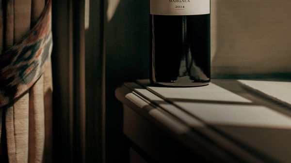 Gros plan sur le bas de la bouteille de vin Rauzan-Ségla